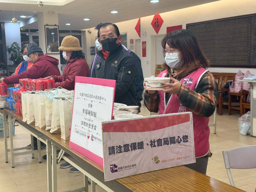 桃園市政府社會局夜訪送暖 助街友避寒