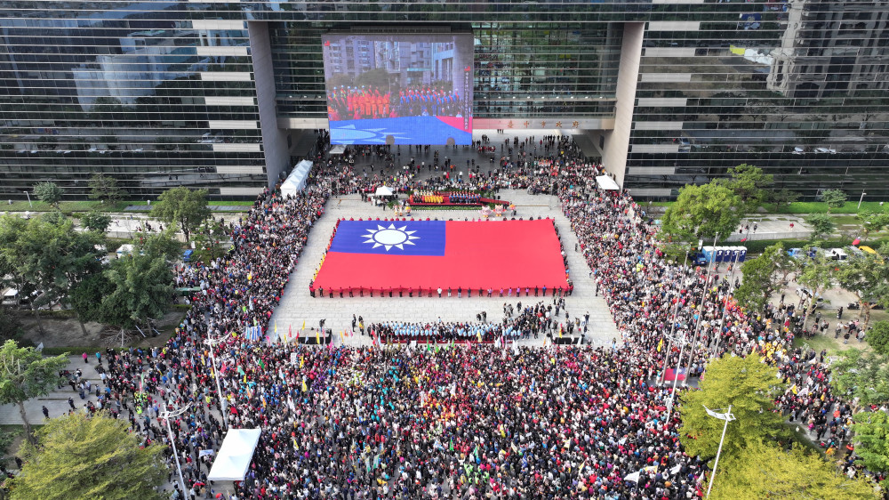 88位城市英雄護旗！台中元旦升旗「全國最大國旗」登場  