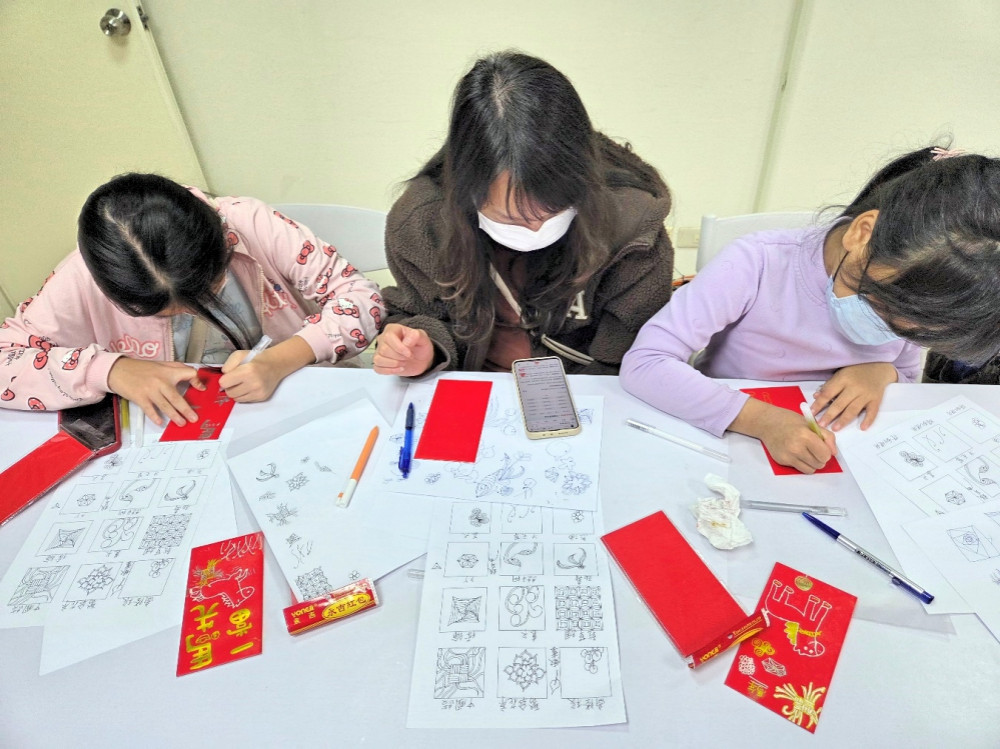 移民署竹市站多元文化宣導　分享禪繞紅包結合小馬吊飾許願馬到成功