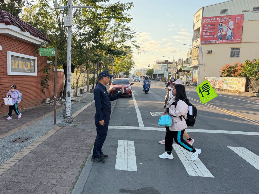 開學首日 屏東枋寮分局總動員護童 打造安全上學路  