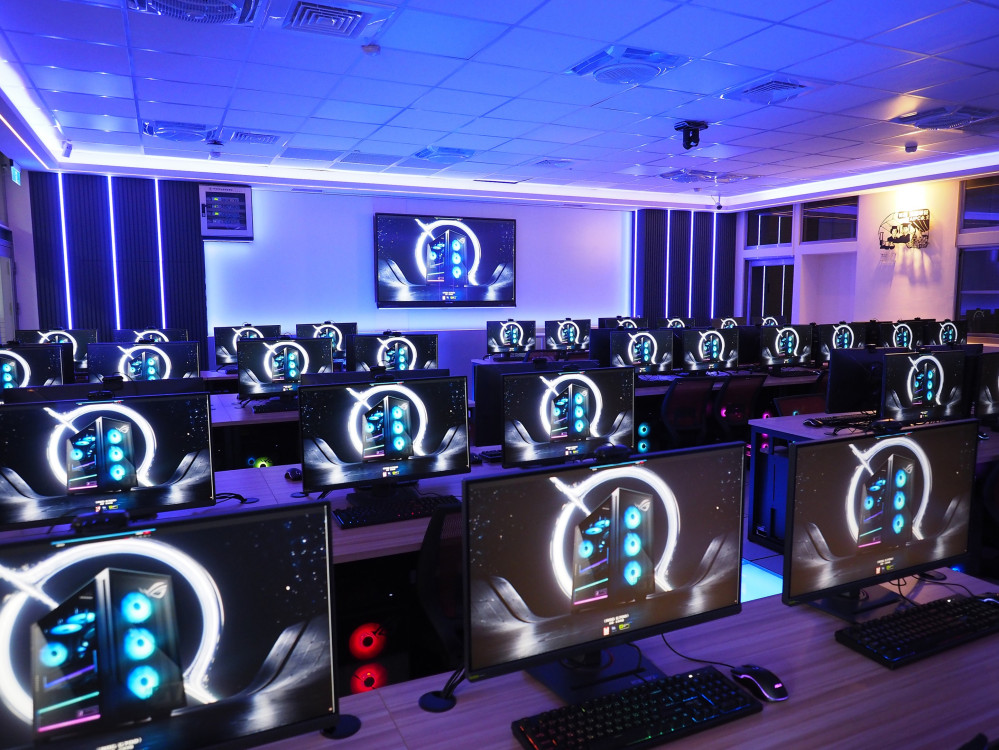 為已故父母捐  回饋母校千萬元  東海化工校友葉仲亮、葉玉霞之女葉景睿  打造第六間AI PC教室