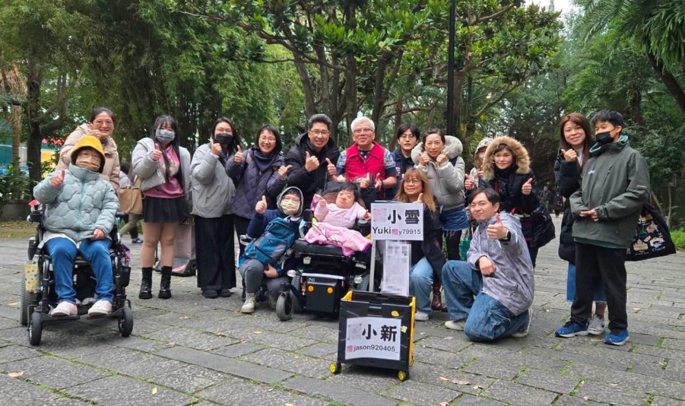 「玻璃娃娃」小雪街頭開唱　甜美嗓音一展生命之美