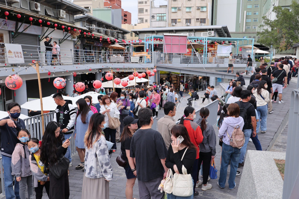 全台最萌水豚提燈！台南「卡比胖拉」首日爆棚 黃偉哲現身西市場親送