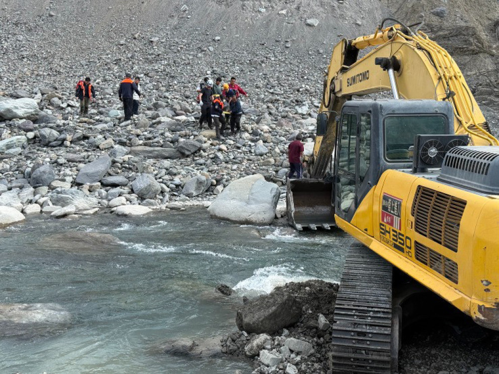桃源區遊客墜谷  消防六大隊動用怪手仍搶救不治