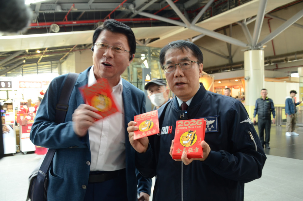 暖心迎返鄉！黃偉哲高鐵站贈春聯紅包 呼籲民眾多利用大眾運輸