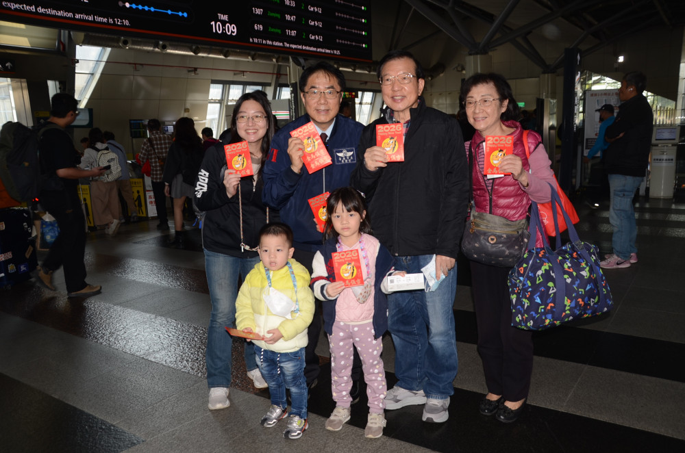 暖心迎返鄉！黃偉哲高鐵站贈春聯紅包 呼籲民眾多利用大眾運輸