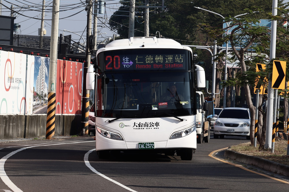 馬力全開！臺南再添28輛全新電動公車 15、20、77路率先服役