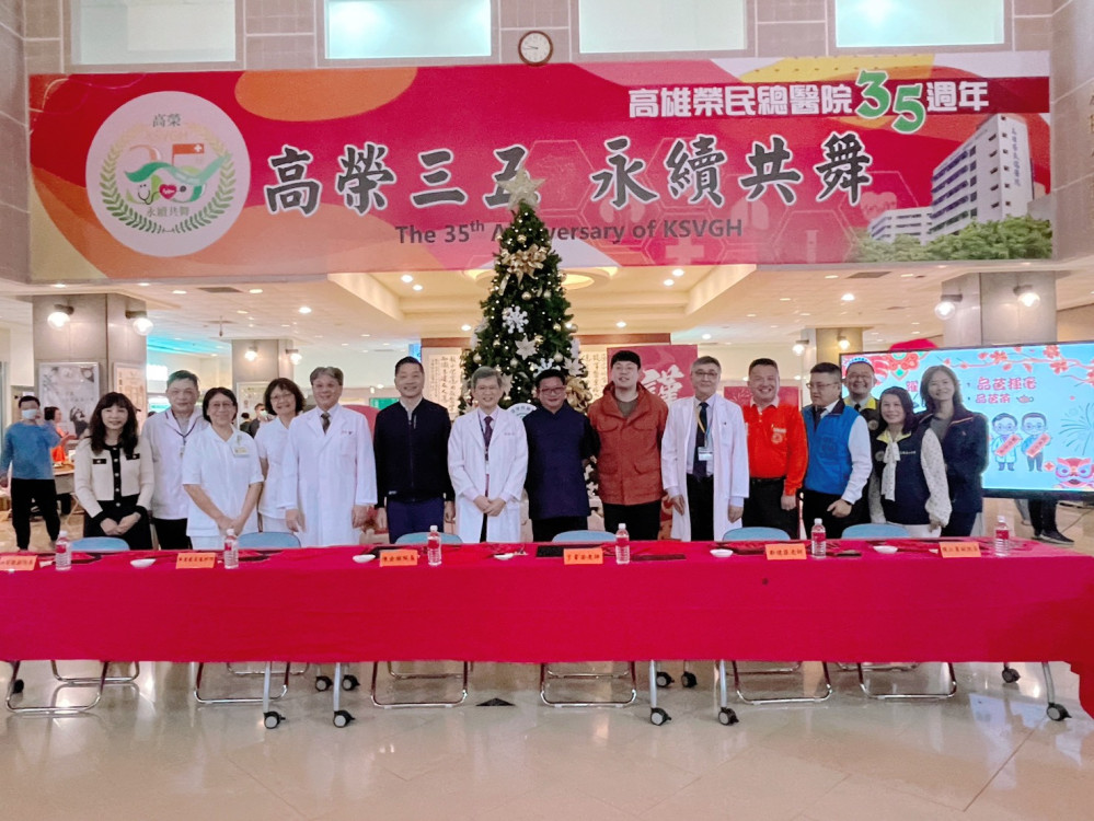 高雄榮總「躍馬揚蹄，品茗揮毫」贈春聯活動溫馨登場