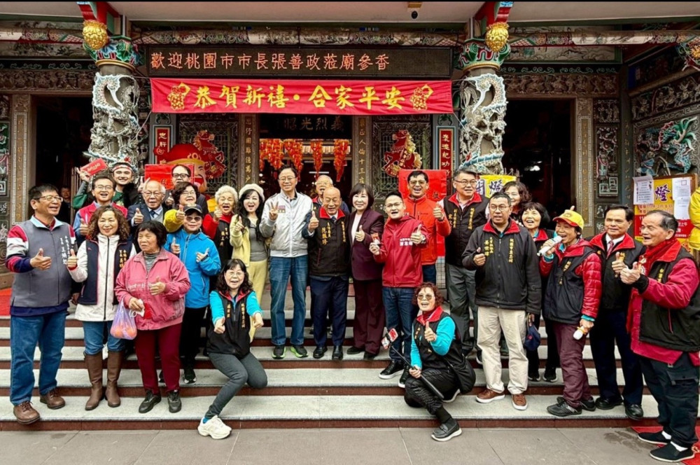 張善政初二走訪桃園宮廟參香發福袋　祈願桃園平安順遂