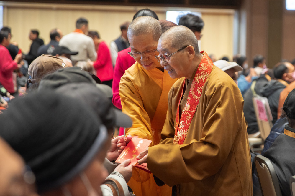 迎春送暖慶法寶節　佛光山惠中寺關懷1450戶福田戶 民政局長吳世瑋肯定溫暖善行