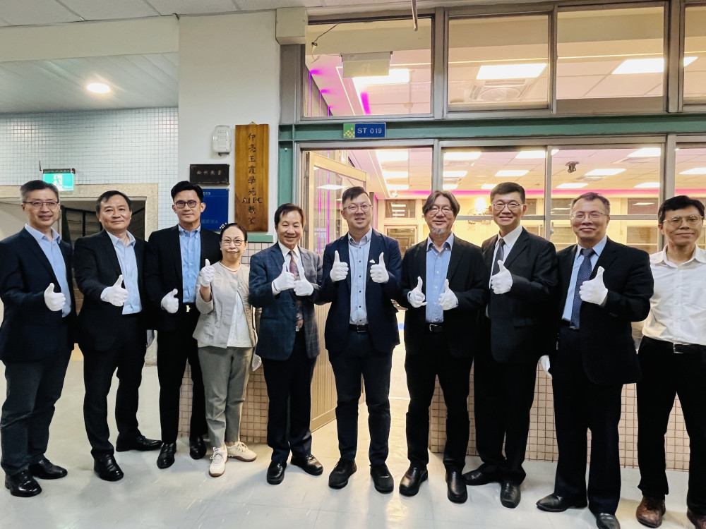 為已故父母捐  回饋母校千萬元  東海化工校友葉仲亮、葉玉霞之女葉景睿  打造第六間AI PC教室