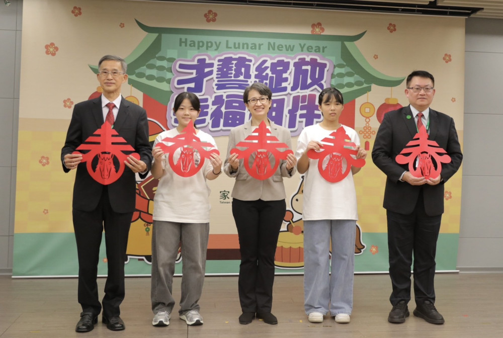 農曆年前的溫暖相聚！  副總統蕭美琴  首次剪紙迎春陪伴家扶兒少   見證才藝培力20年