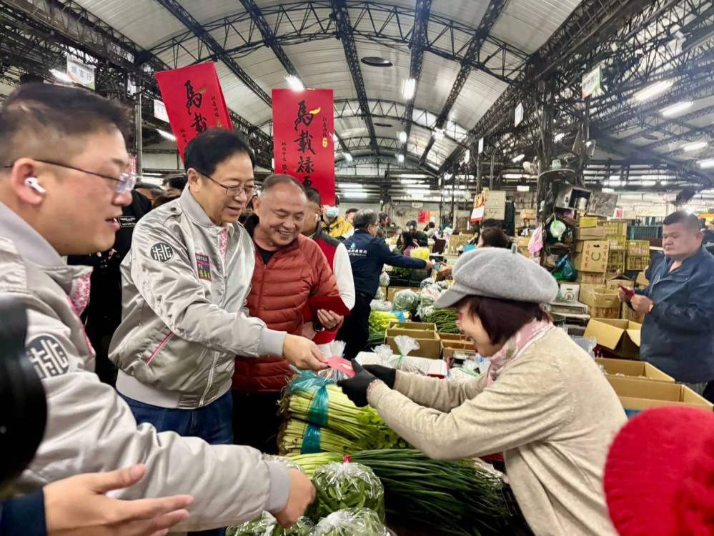 確保年節供貨充裕穩定 張善政視察桃園魚市場、果菜市場為民把關  
