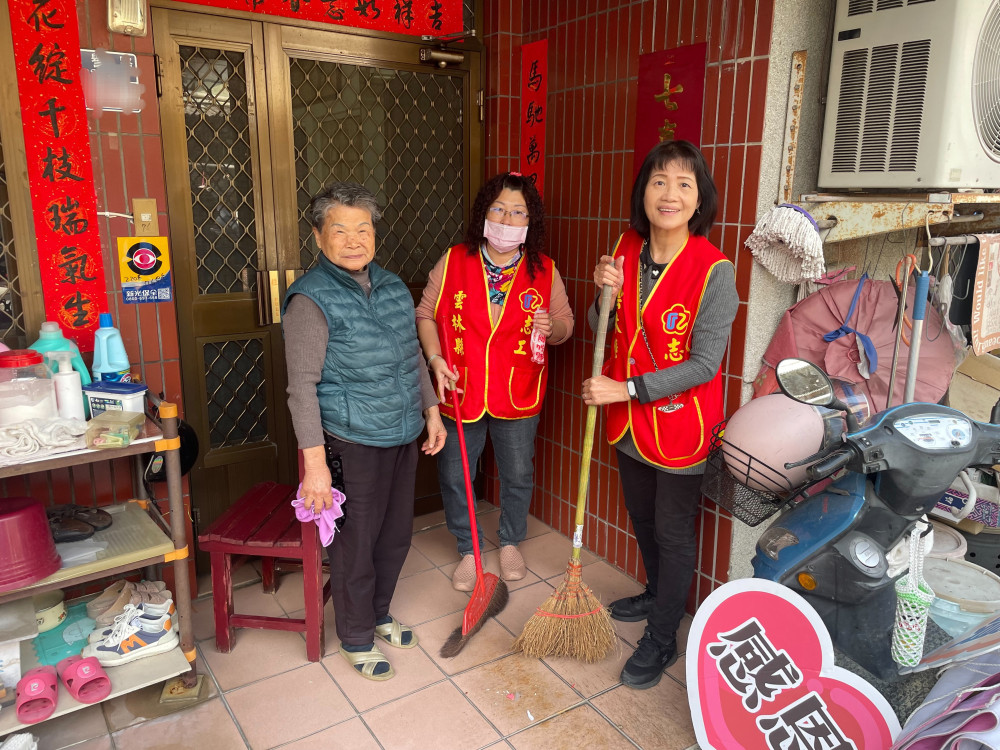 雲林榮服處志工貼春聯服務 感動榮民眷