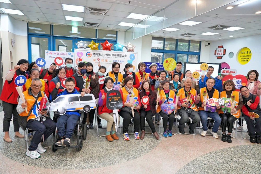 竹市仁愛社福獲贈交通車　感謝中傑公益慈善陪伴身障朋友安心參與每一程 