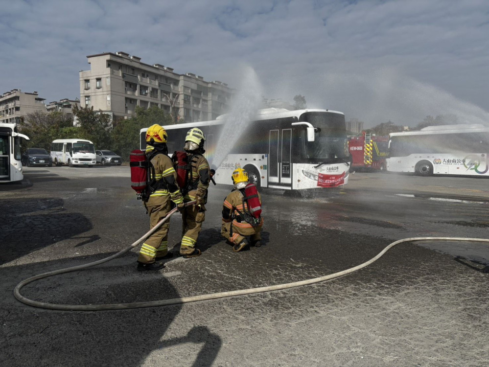 馬力全開！臺南再添28輛全新電動公車 15、20、77路率先服役