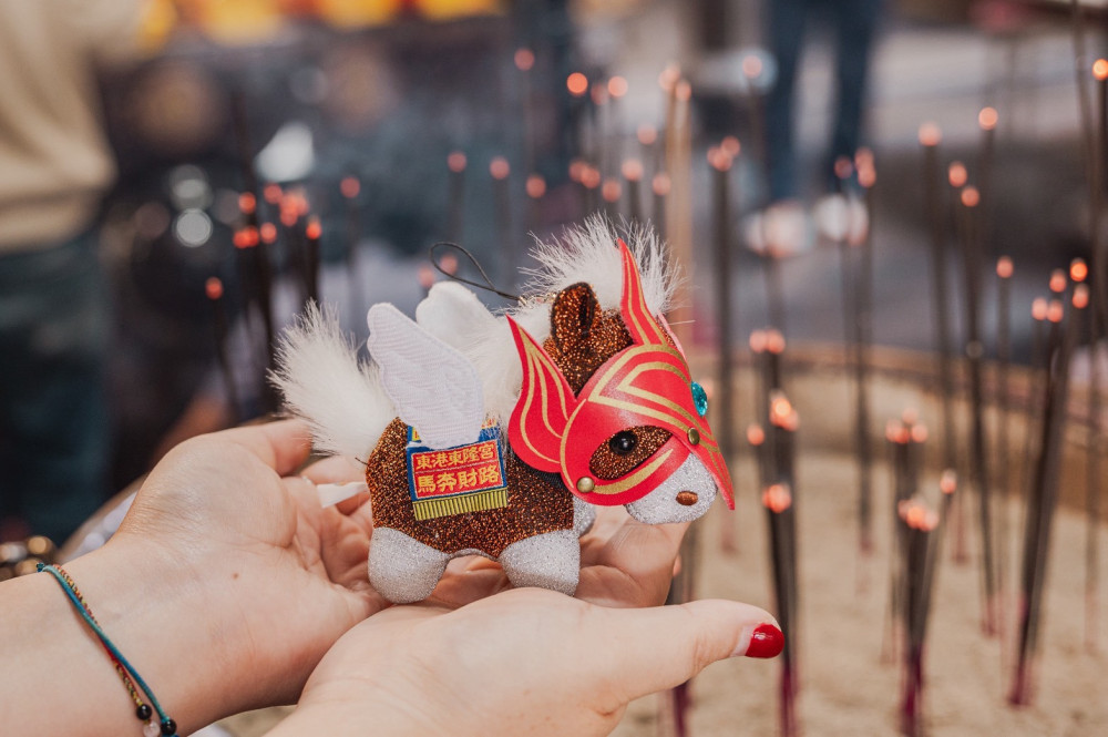 高雄夢時代福馬年祭優惠  限量小王馬布偶與財神錢母迎新春