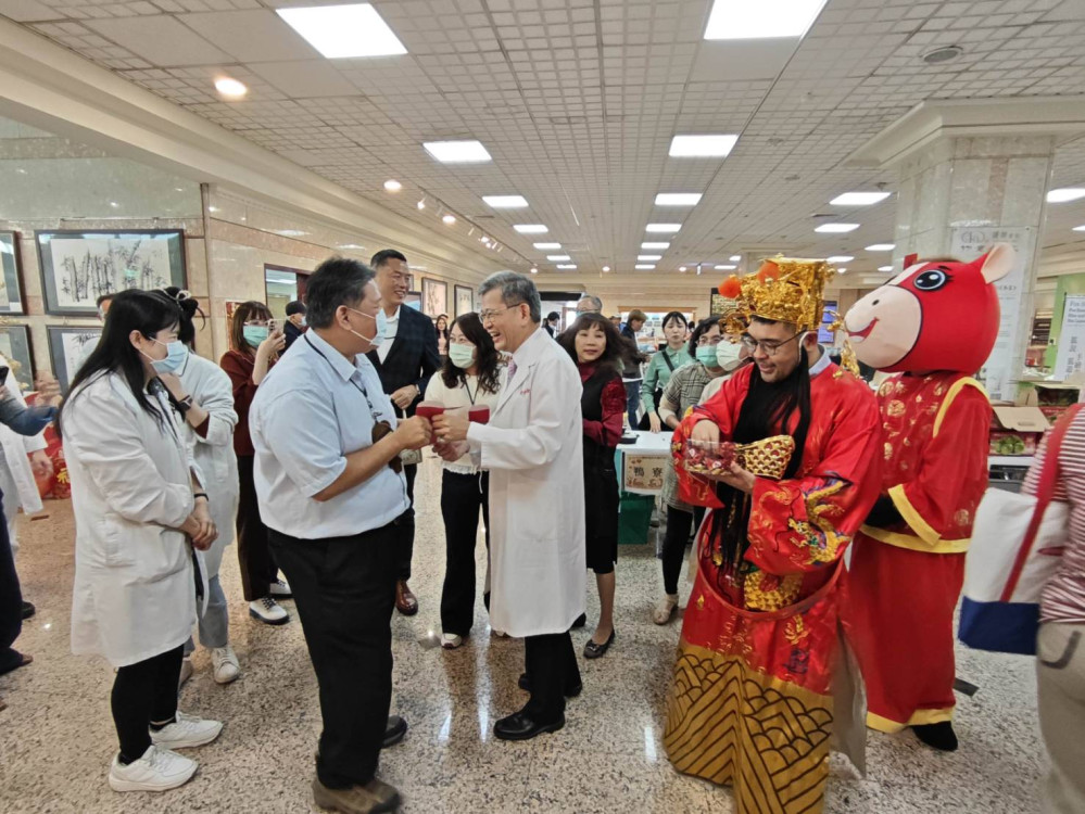 打造友善職場環境  高雄榮總舉辦年貨大街推廣在地低碳消費