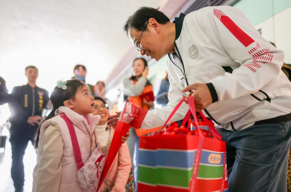 張善政視察春節疏運　致贈巧克力花束溫暖返鄉路