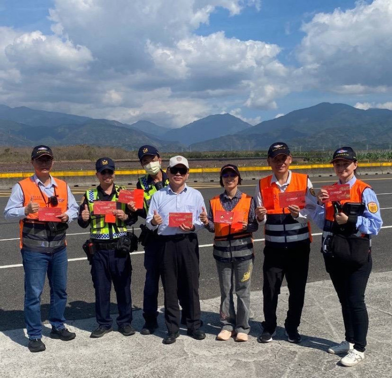高雄區監理所送暖客運駕駛  春節連假視察疏運整備並贈紅包