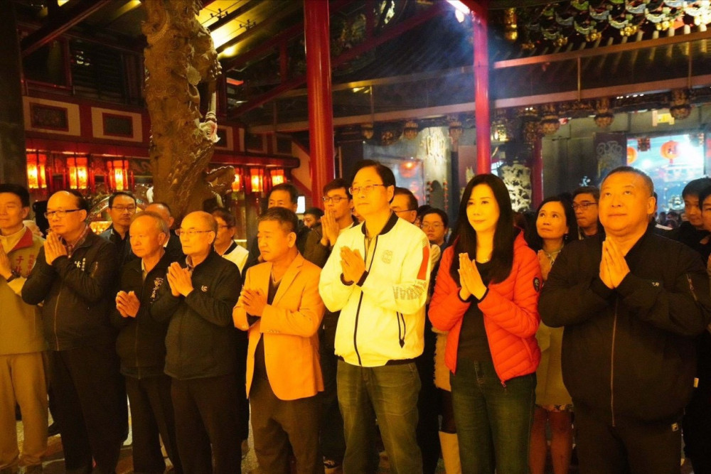 除夕夜張善政市長拜頭香　與市民朋友歡樂喜迎新歲