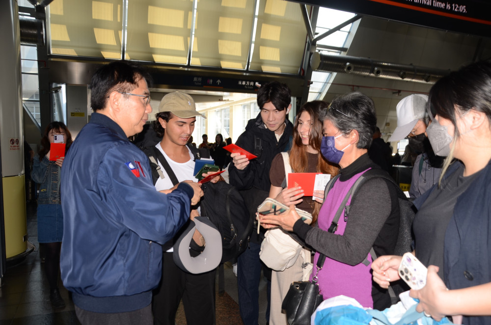 暖心迎返鄉！黃偉哲高鐵站贈春聯紅包 呼籲民眾多利用大眾運輸