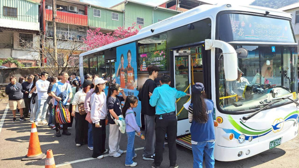 春節服務不打烊！淡水、九份等熱門旅遊區公車總運量逾12萬人次！