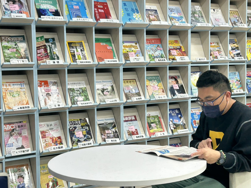 閱讀點亮人生！蔡鎵任考取臺電不忘回饋中市圖  助學子考生追夢