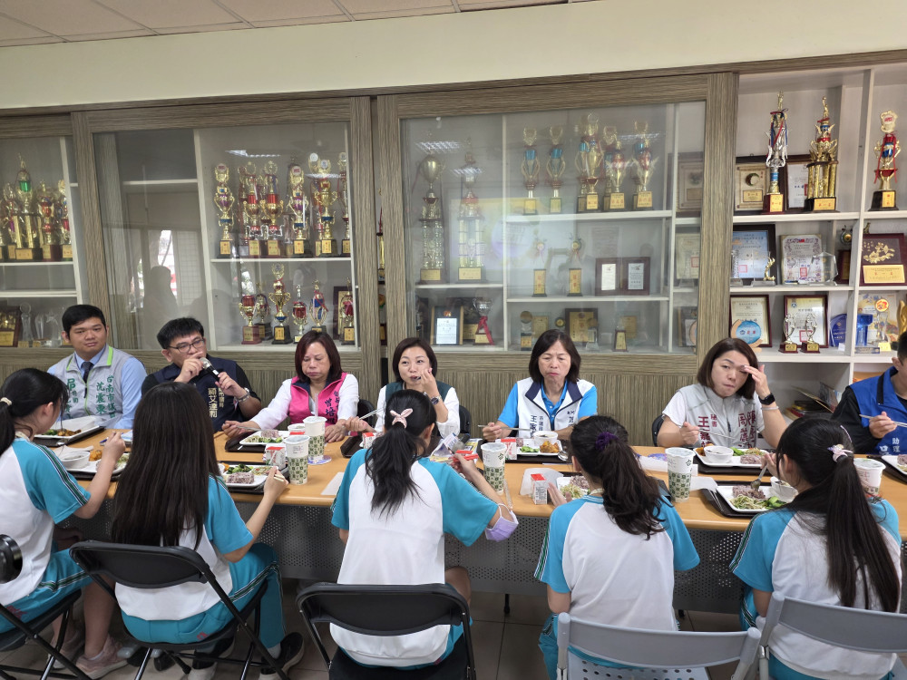 南市議會勘查復興國小中央廚房運作情形