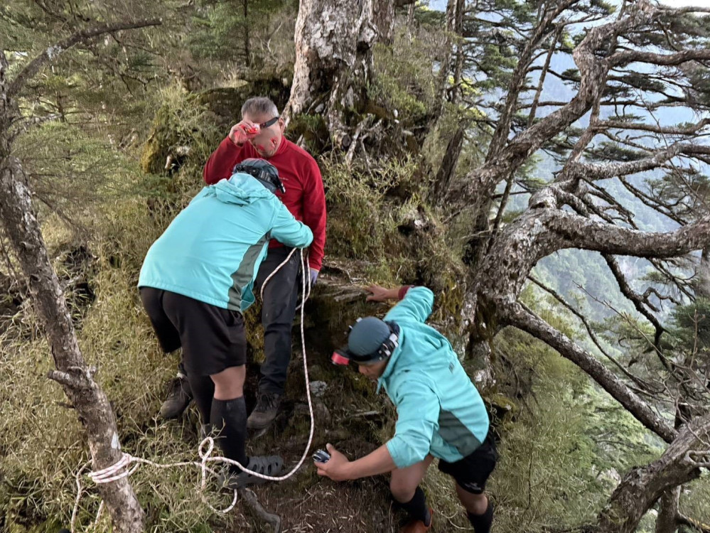 南橫關山健行男猝逝待吊掛  搜救途中再救墜谷登山客