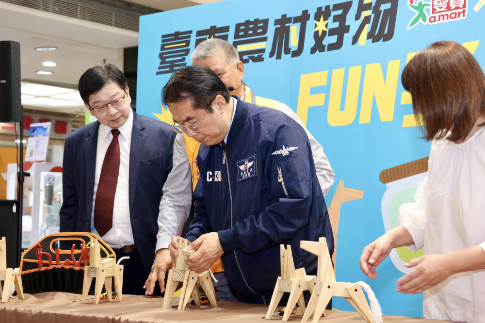 台南山海好物進駐愛買！黃偉哲化身最強推銷員，力挺農村好物 FUN 手作展售