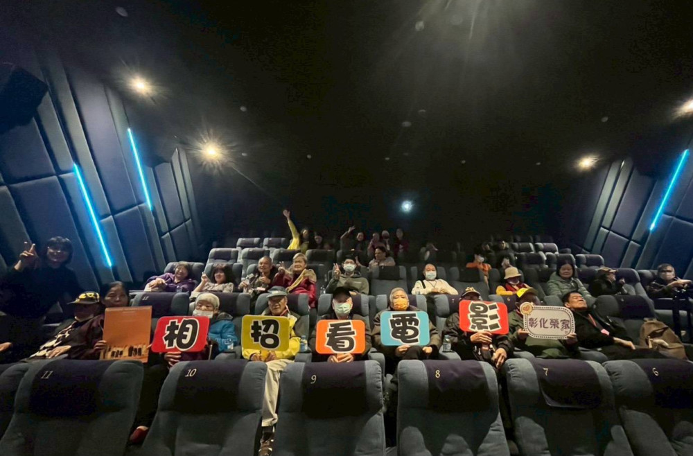 彰化榮家長輩進戲院看《陽光女子合唱團》共度溫馨時光