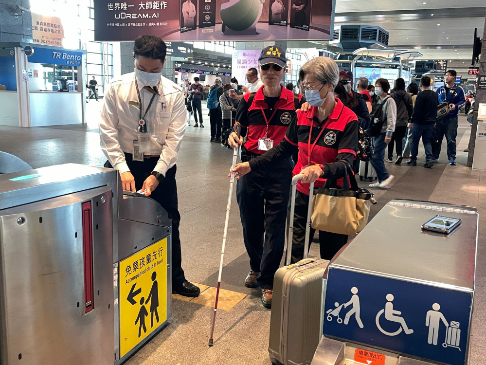 音樂點亮希望 歌聲傳愛旅客  RP合唱團高鐵台中站溫馨快閃