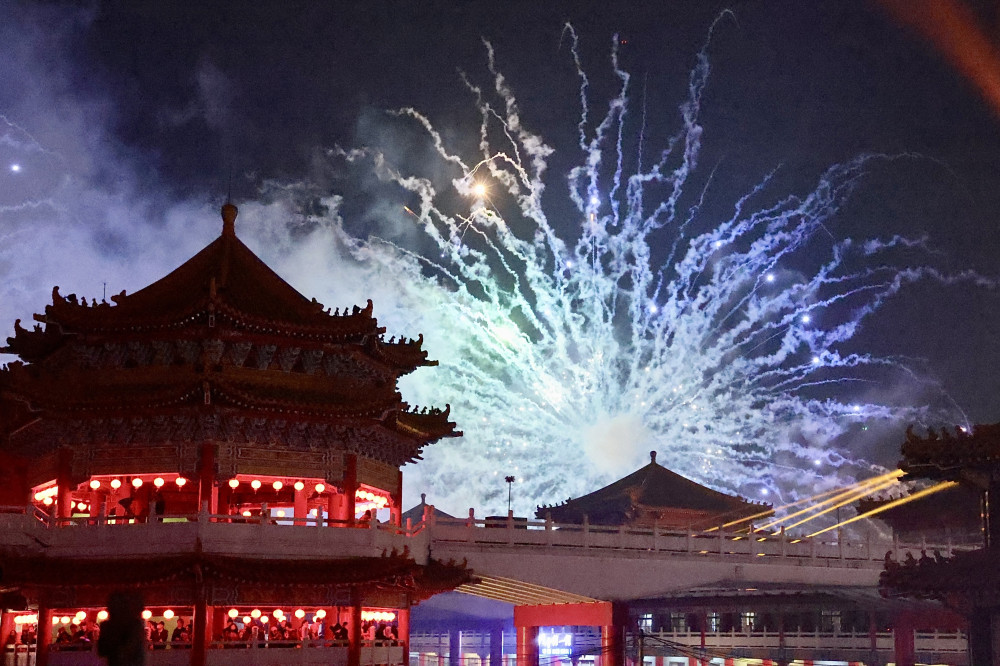 鹿耳門聖母廟「花火迎春」震撼登場！萬人搶春牛、國際級煙火點亮台南夜空