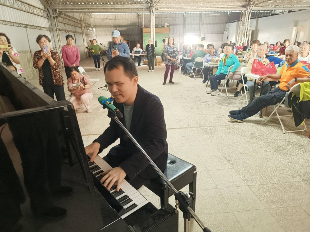 樂齡成果展溫暖登場 視障鋼琴家許哲誠攜手學員共奏樂音