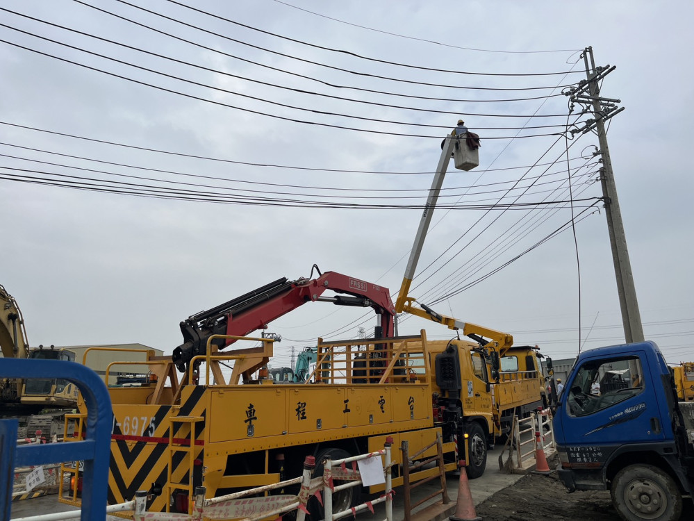移動式起重機吊掛誤觸電線致瞬間跳電　水利局要求停工檢討並依約重罰