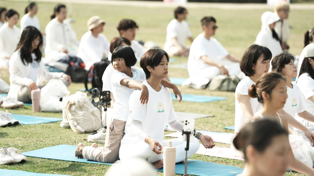 每一筆畫都有溫度！Mukasa白色瑜珈展現原創設計美學