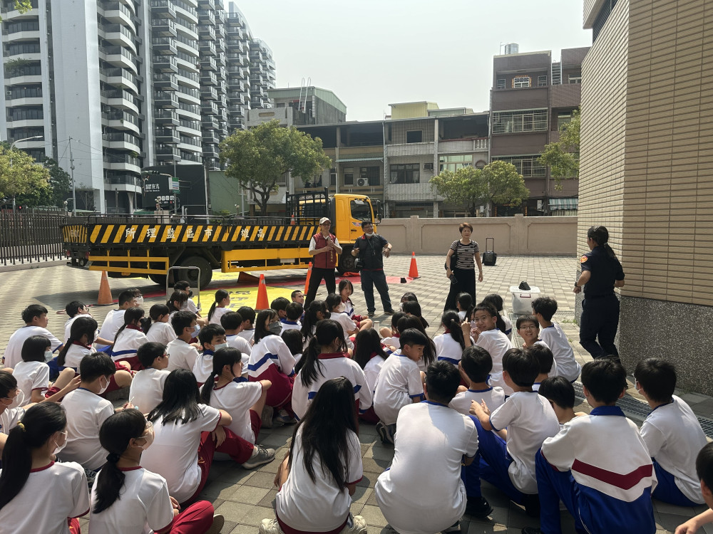 高雄市區監理所守護學童安全　大型車體驗前進校園