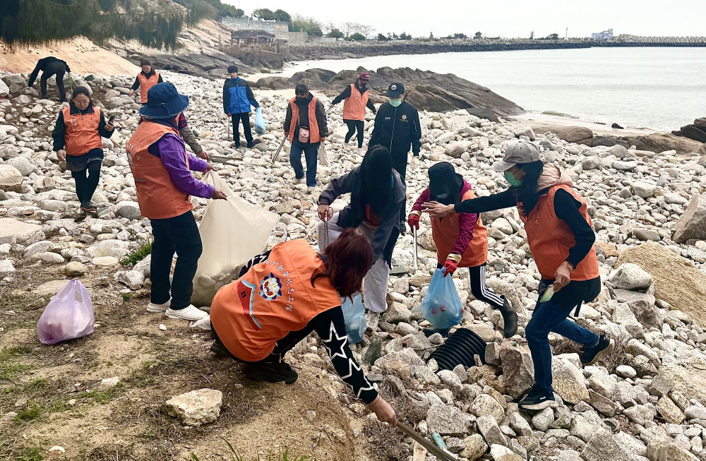 響應世界消費者日 金門榮服處攜手榮欣志工淨灘