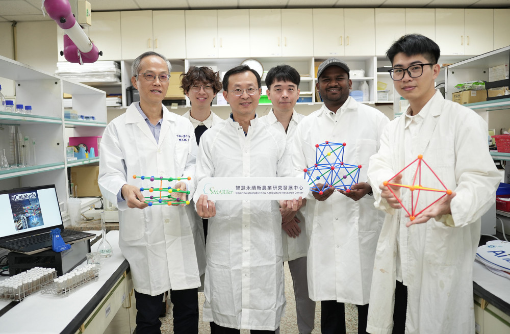 中興大學跨域團隊結合AI與高熵材料　加速綠氫催化材料開發  登上《ACS Catalysis》封面