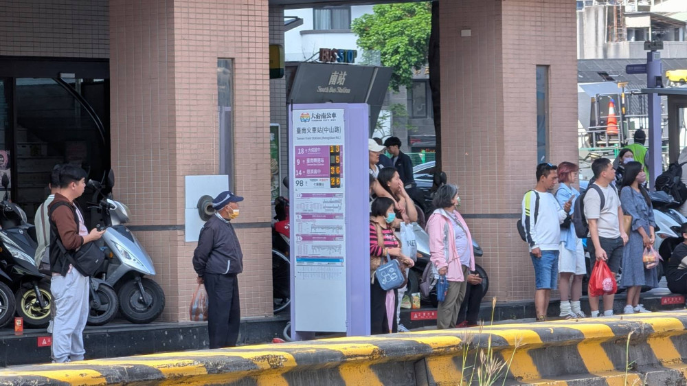 臺南火車站前廣場改造工程第二階段完工 上班日交通順暢