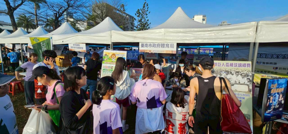 2.5萬跑者湧入府城！2026台南古都馬拉松今晨起跑 牛肉湯美食補給大獲好評