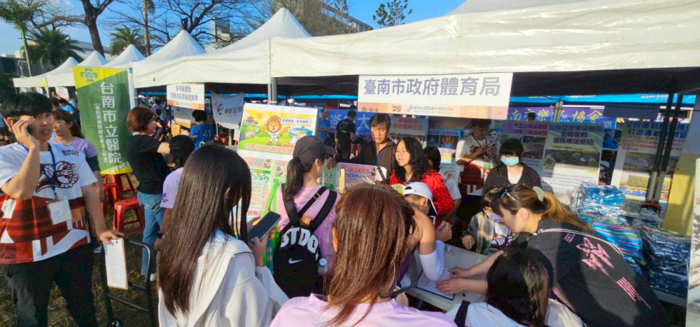 2.5萬跑者湧入府城！2026台南古都馬拉松今晨起跑 牛肉湯美食補給大獲好評