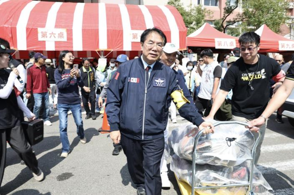 臺南市長黃偉哲帶頭響應 臺南舊鞋救命傳遞跨國溫暖