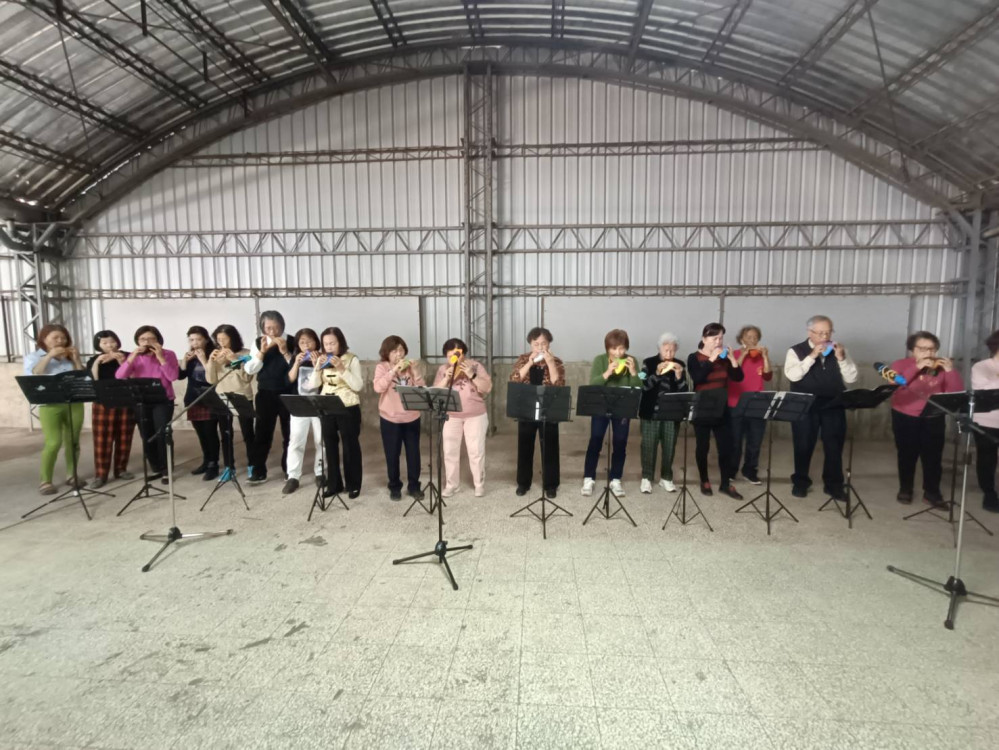 樂齡成果展溫暖登場 視障鋼琴家許哲誠攜手學員共奏樂音