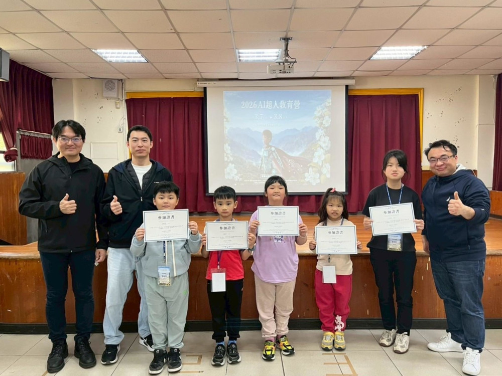 「優客李林」李驥、「豆腐教授」沈中元引領山城學童開唱  化身AI超人接軌未來