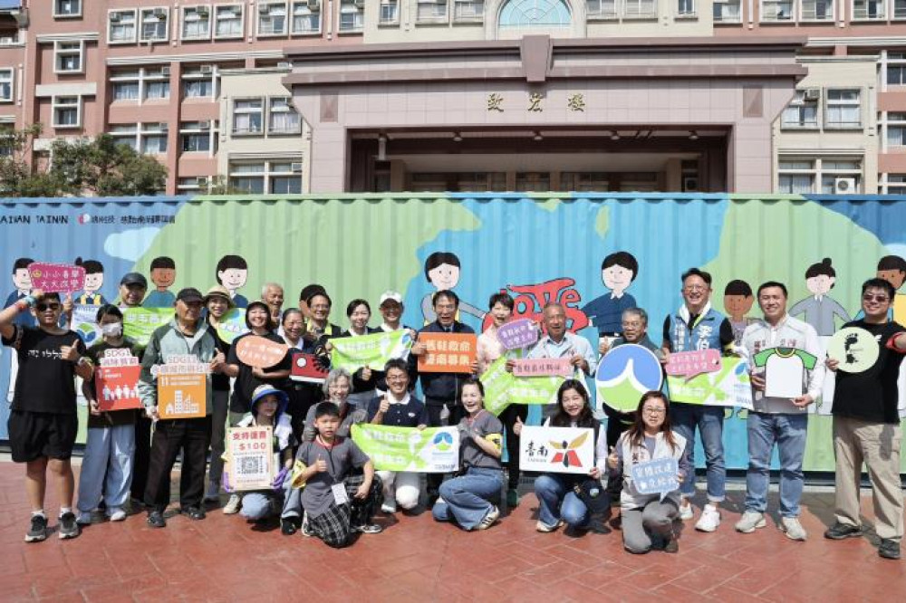 臺南市長黃偉哲帶頭響應 臺南舊鞋救命傳遞跨國溫暖