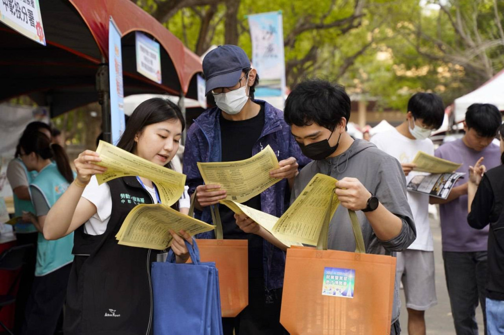 中彰投校園徵才接力開跑　千家企業釋3萬職缺　YS進校園陪青年「提早卡位」職涯未來