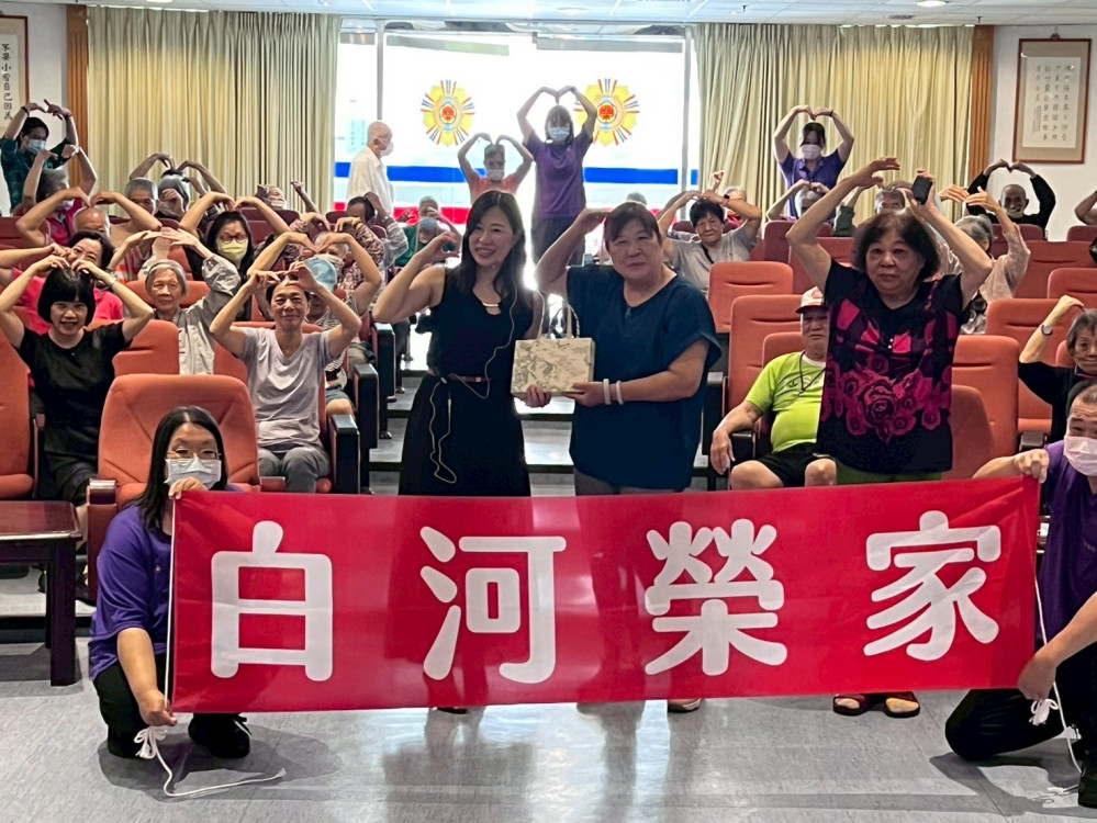 賴昱君樂音傳愛榮家！樂齡音樂律動與療癒伴長輩樂齡人生