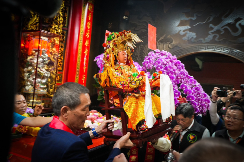 「粉紅超跑」白沙屯媽祖徒步北港進香啟程   盧秀燕赴拱天宮恭請登轎  祈願兩岸和平、台灣安全